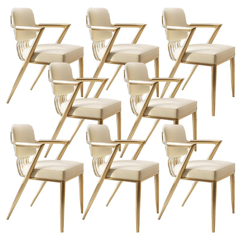 グラム布張りのダイニングアームチェアレザーレザーダイニングチェアと金色の脚