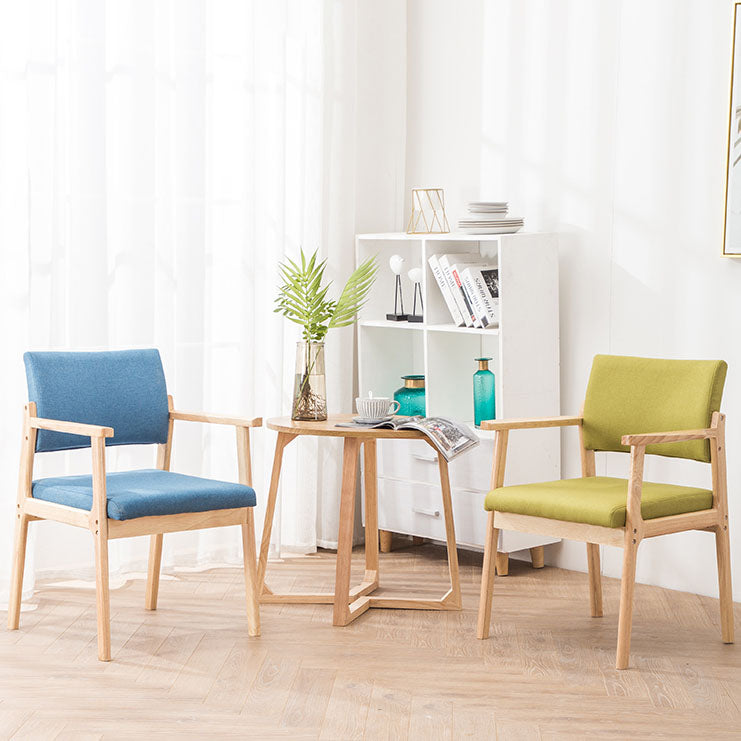 Zeitgenössischer Holzarmstuhl offener Essnebelmöbel im matten Finish offener Rücken