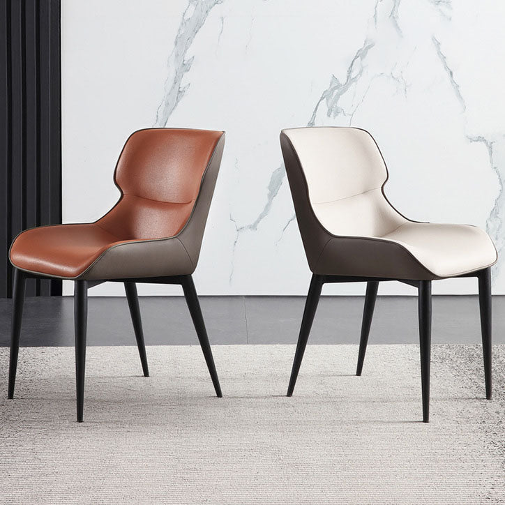 Sedia da pranzo in pelle contemporanea sedia laterale di wingback con gambe in acciaio in finitura opaca