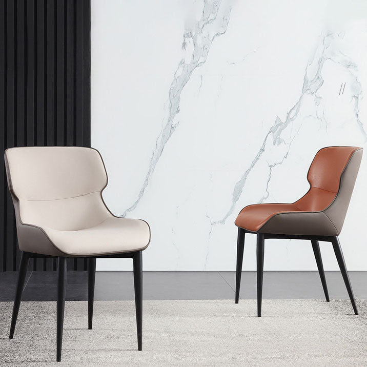 Sedia da pranzo in pelle contemporanea sedia laterale di wingback con gambe in acciaio in finitura opaca
