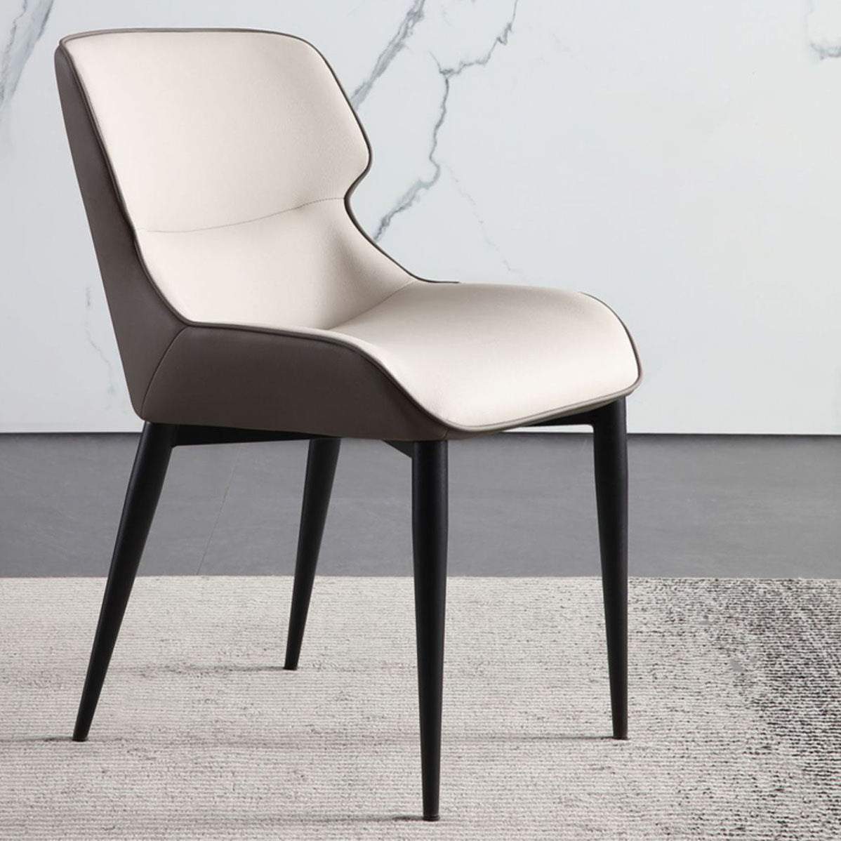 Sedia da pranzo in pelle contemporanea sedia laterale di wingback con gambe in acciaio in finitura opaca