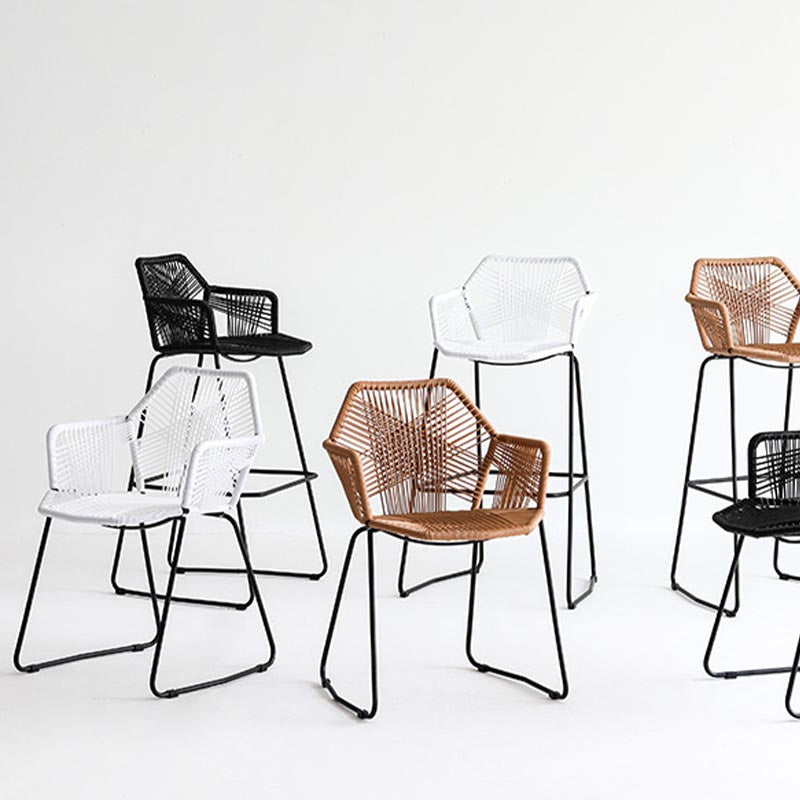 Silla de comedor de brazo de comedor de ratán con base negra