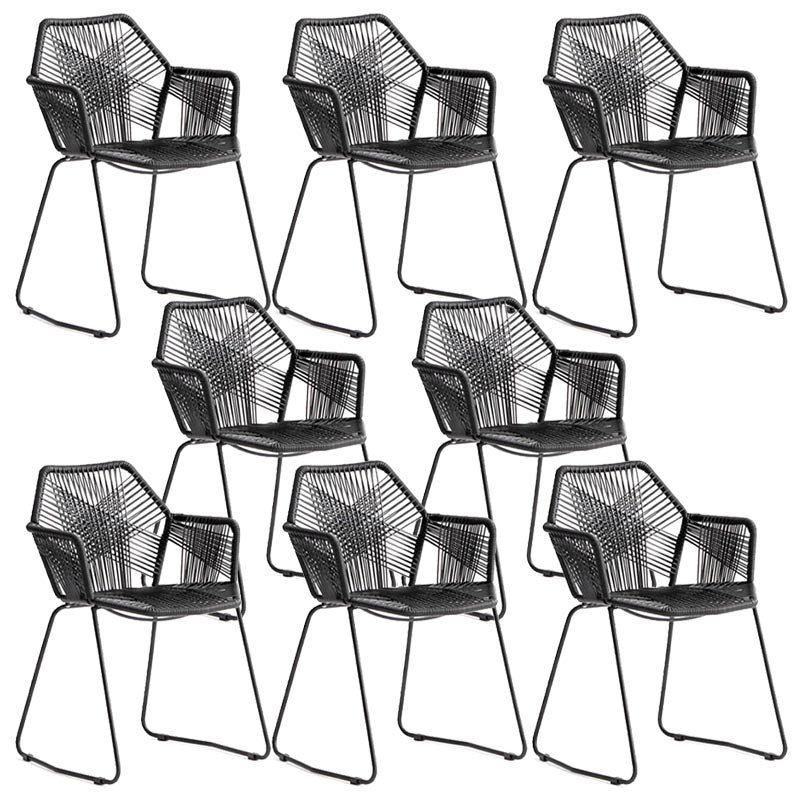 Silla de comedor de brazo de comedor de ratán con base negra