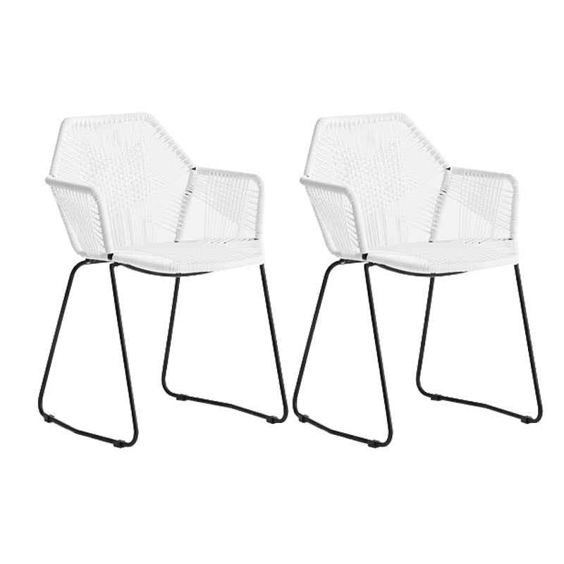 Silla de comedor de brazo de comedor de ratán con base negra