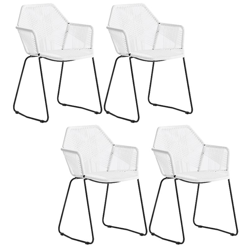 Silla de comedor de brazo de comedor de ratán con base negra