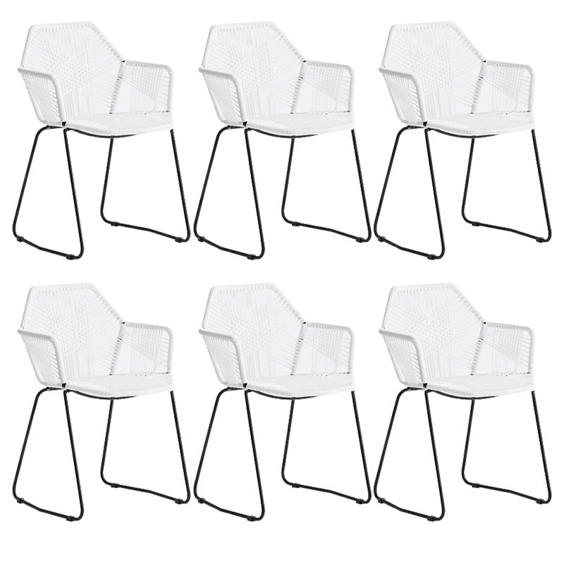 Silla de comedor de brazo de comedor de ratán con base negra