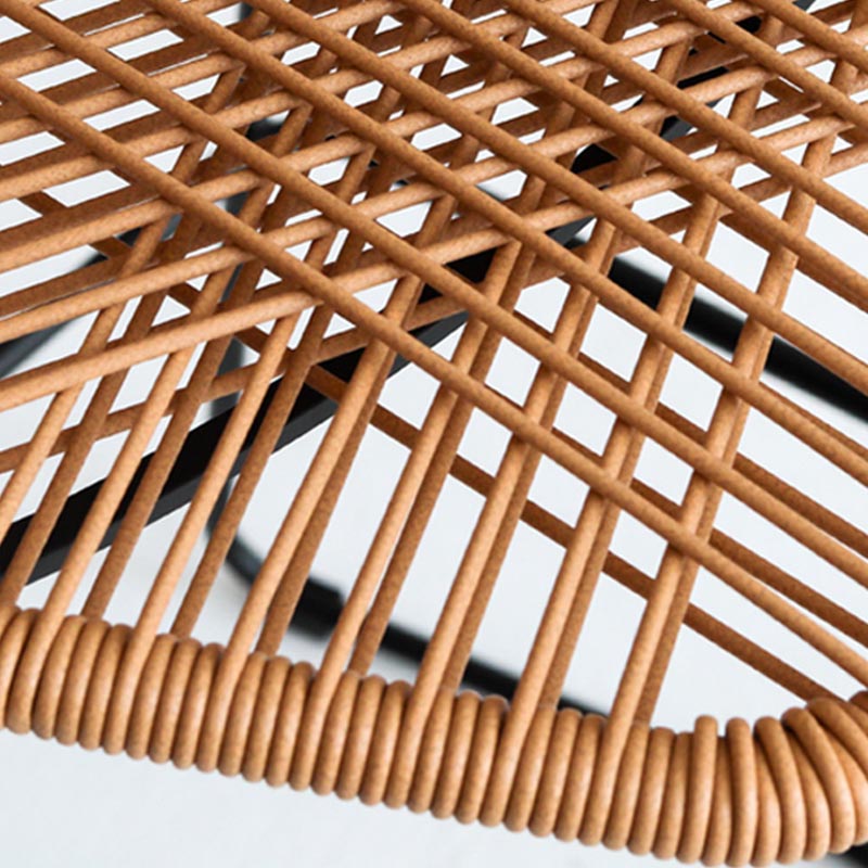 Silla de comedor de brazo de comedor de ratán con base negra