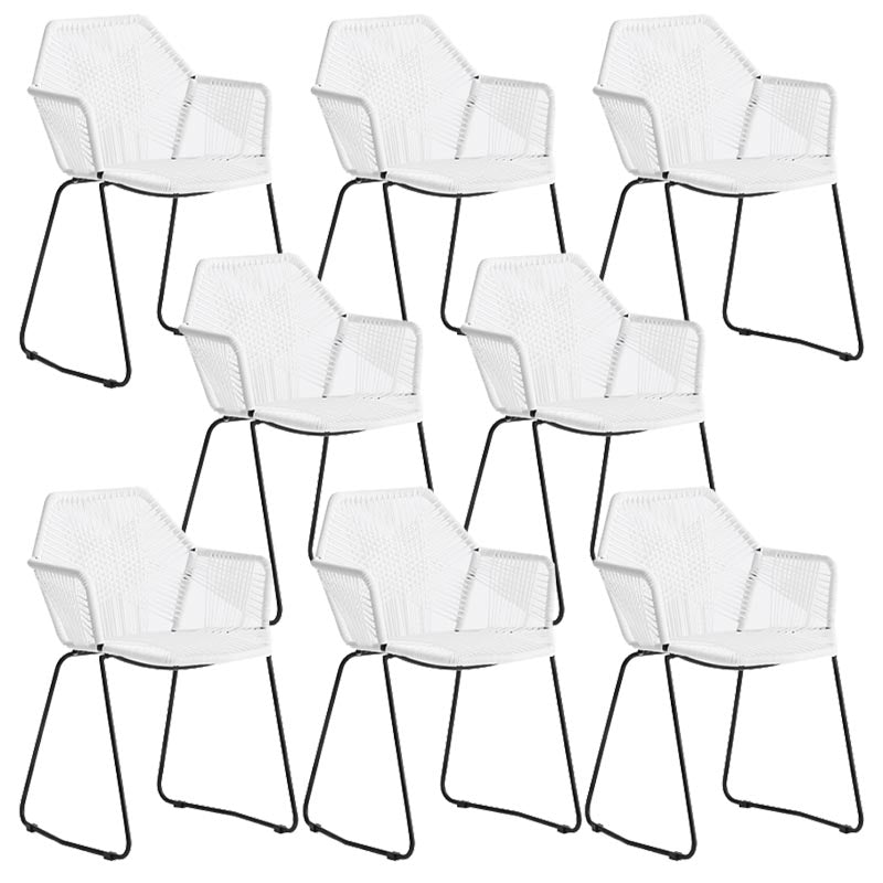 Silla de comedor de brazo de comedor de ratán con base negra