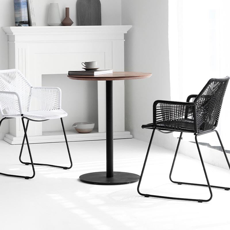 Silla de comedor de brazo de comedor de ratán con base negra