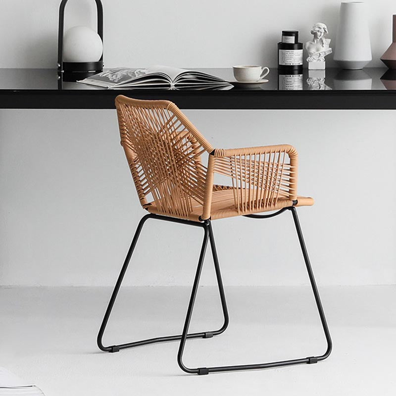 Silla de comedor de brazo de comedor de ratán con base negra