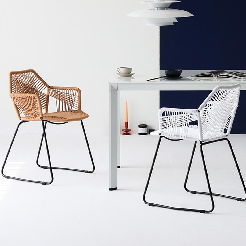 Silla de comedor de brazo de comedor de ratán con base negra