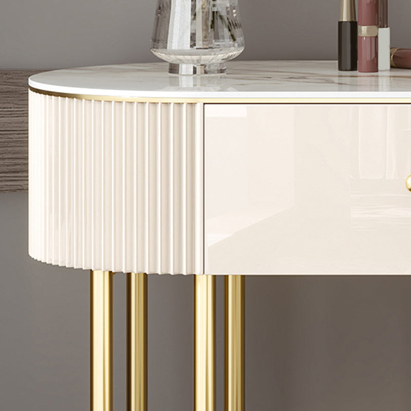 Stone en metalen ijdelheid tafel in beige make -up bureau, glanzende afwerking