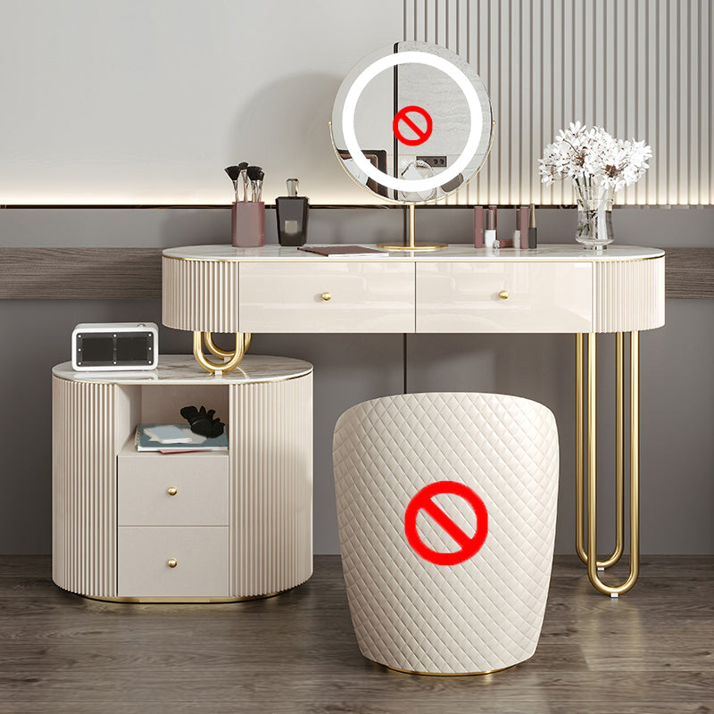 Stone en metalen ijdelheid tafel in beige make -up bureau, glanzende afwerking