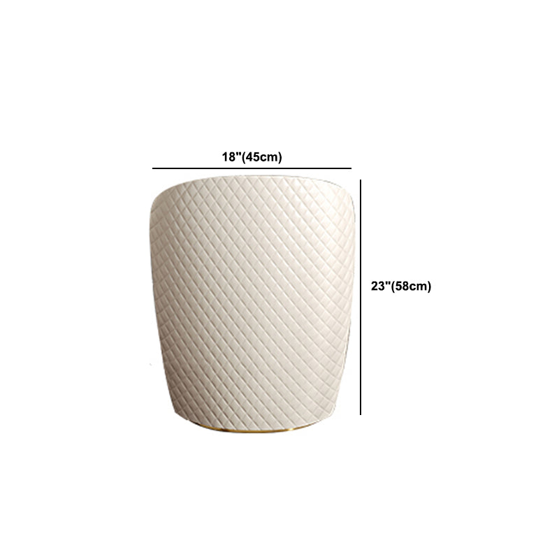 Stone en metalen ijdelheid tafel in beige make -up bureau, glanzende afwerking