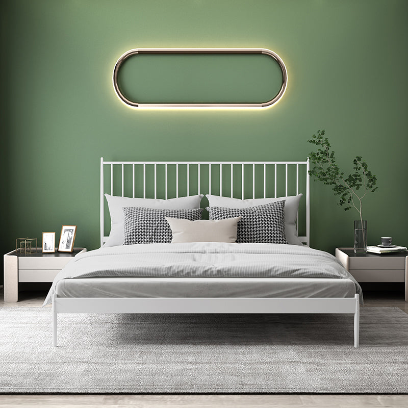 Letto a stecca contemporanea con testiera a stecca rettangolare e gambe metalliche