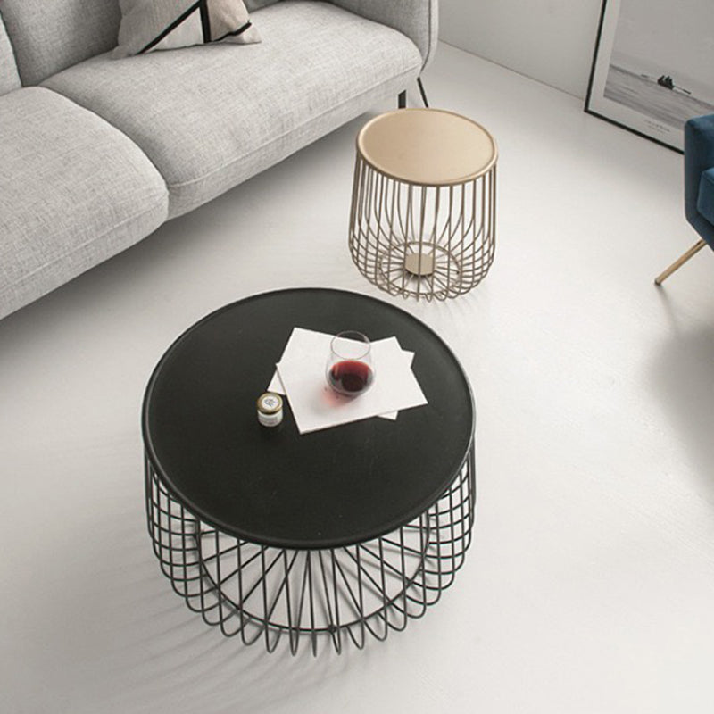 Mesa de centro redonda moderna de hierro de mediados de siglo, mesa de cóctel con estructura de latón/negro y almacenamiento