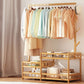 Moderne entreehal boom houten planken kleerhanger hal kapstok