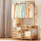 Moderne entreehal boom houten planken kleerhanger hal kapstok