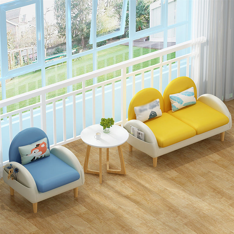 Divano retro con cuscino in pelle finta con spazio per soggiorno e appartamento