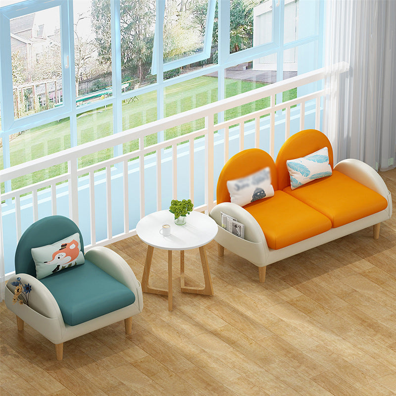 Divano retro con cuscino in pelle finta con spazio per soggiorno e appartamento