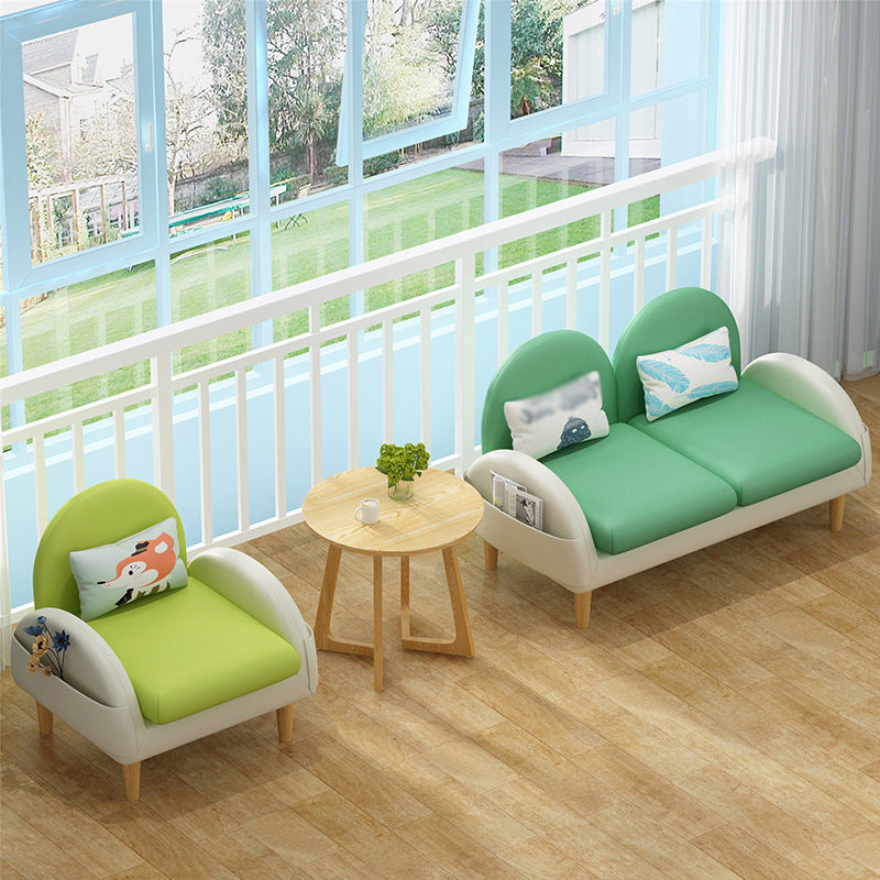 Divano retro con cuscino in pelle finta con spazio per soggiorno e appartamento