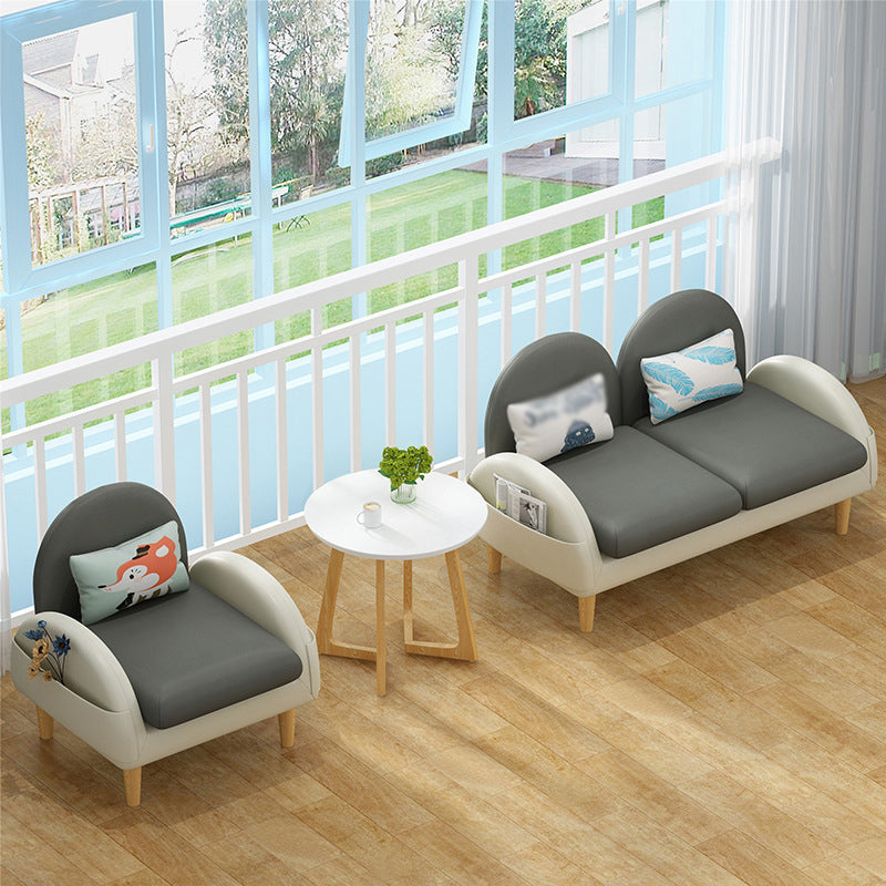 Divano retro con cuscino in pelle finta con spazio per soggiorno e appartamento