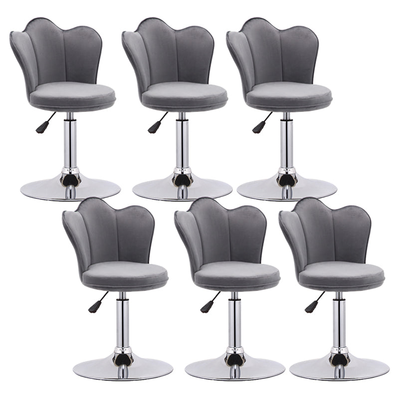 Moderna sedia da poggiapiedi ridotto girevole.