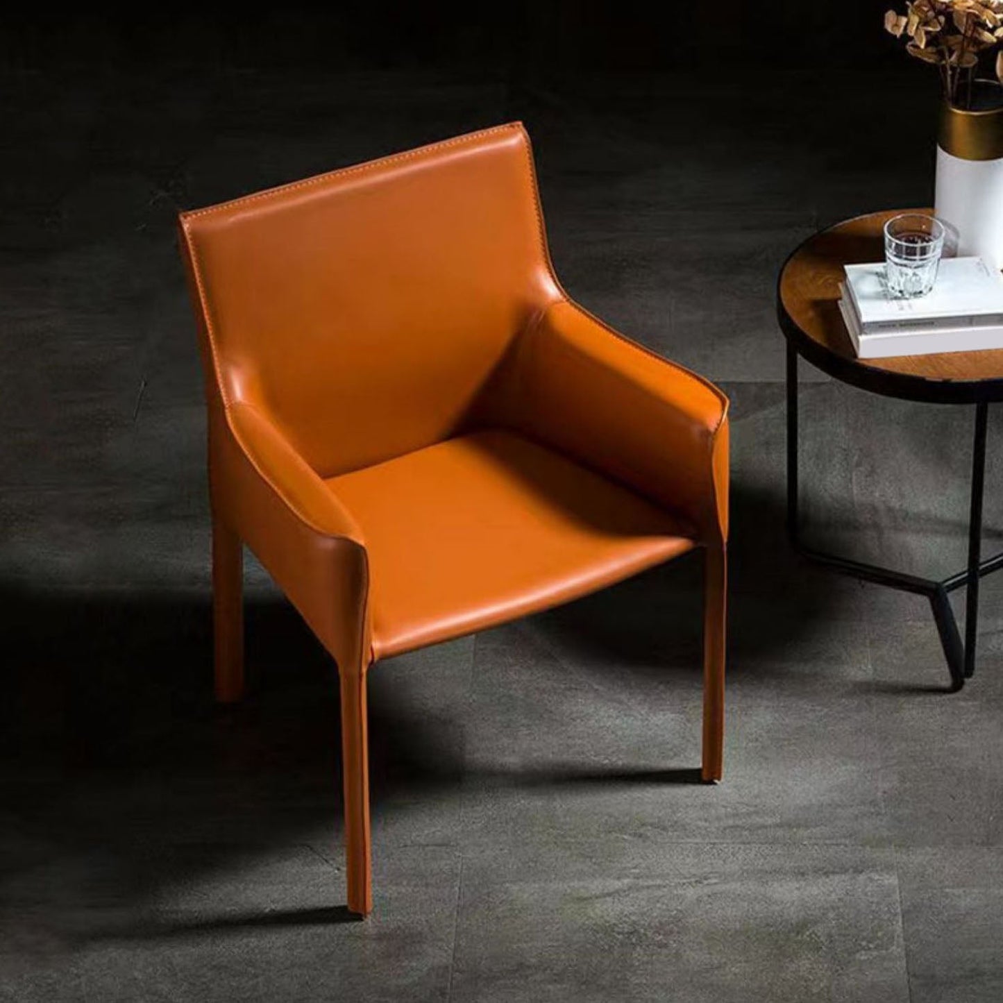 Silla de silla de comedor de cuero contemporánea en acabado mate con patas de acero