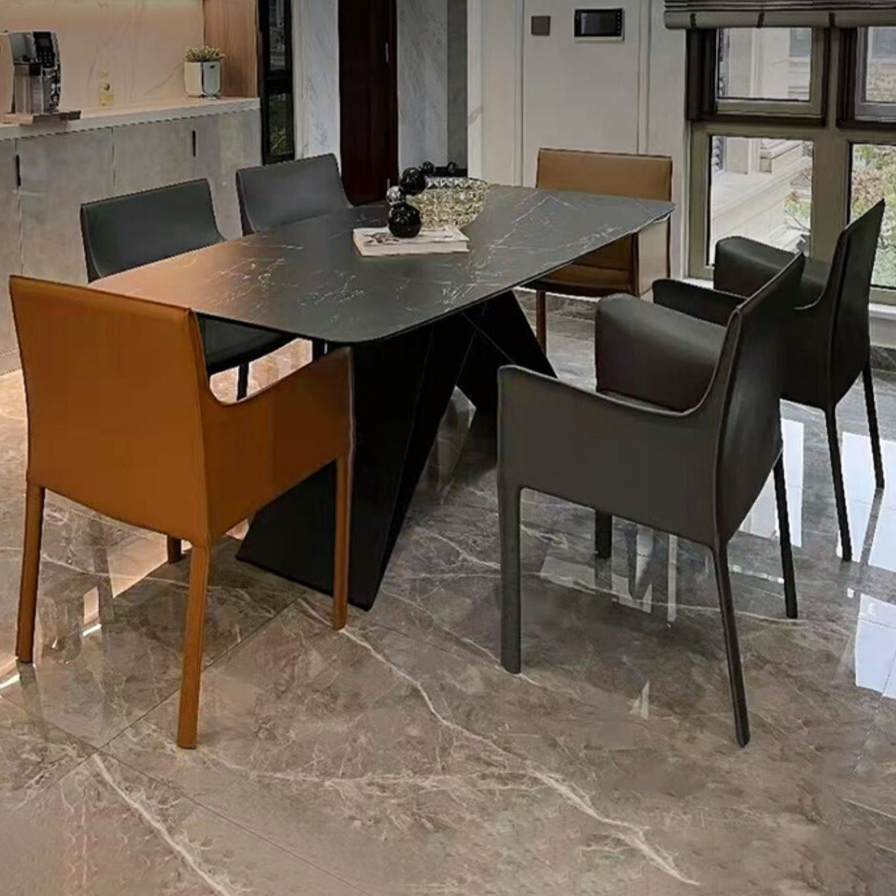 Silla de silla de comedor de cuero contemporánea en acabado mate con patas de acero