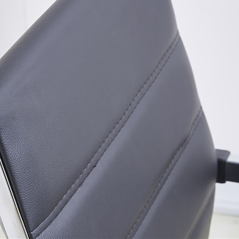 Silla moderna de escritorio de cuero negro con silla de oficina en la mitad de la espalda y la parte superior de la espalda en casa
