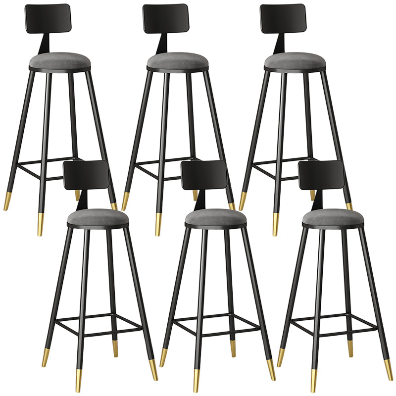 Moderno sgabello da bar couturino con banco dello schienale senza braccio con cuscino e pedale in velluto