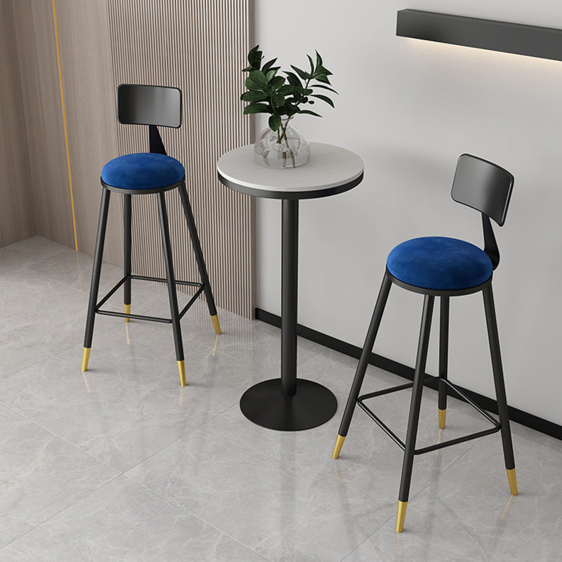 Moderno sgabello da bar couturino con banco dello schienale senza braccio con cuscino e pedale in velluto