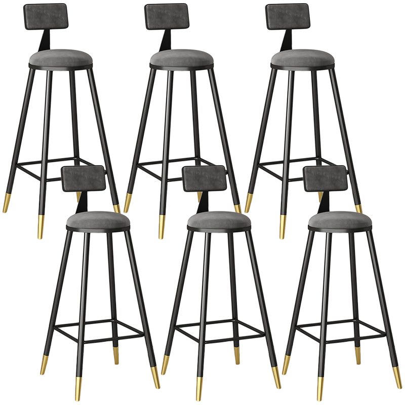 Moderno sgabello da bar couturino con banco dello schienale senza braccio con cuscino e pedale in velluto