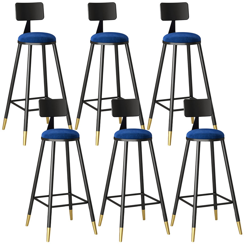 Moderno sgabello da bar couturino con banco dello schienale senza braccio con cuscino e pedale in velluto