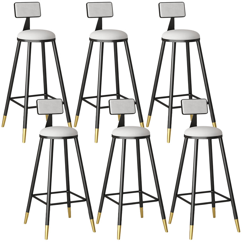 Moderno sgabello da bar couturino con banco dello schienale senza braccio con cuscino e pedale in velluto