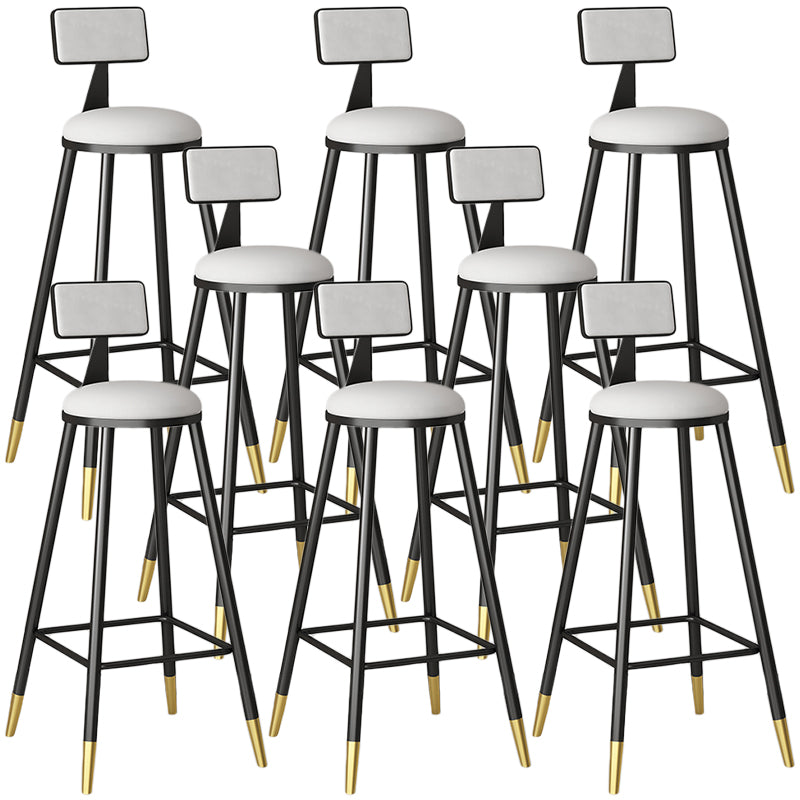 Moderno sgabello da bar couturino con banco dello schienale senza braccio con cuscino e pedale in velluto