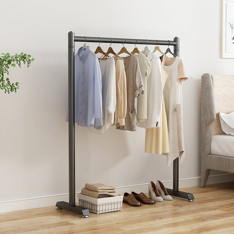 Armadiet in acciaio inossidabile a armadio aperto in stile contemporaneo con asta di abbigliamento