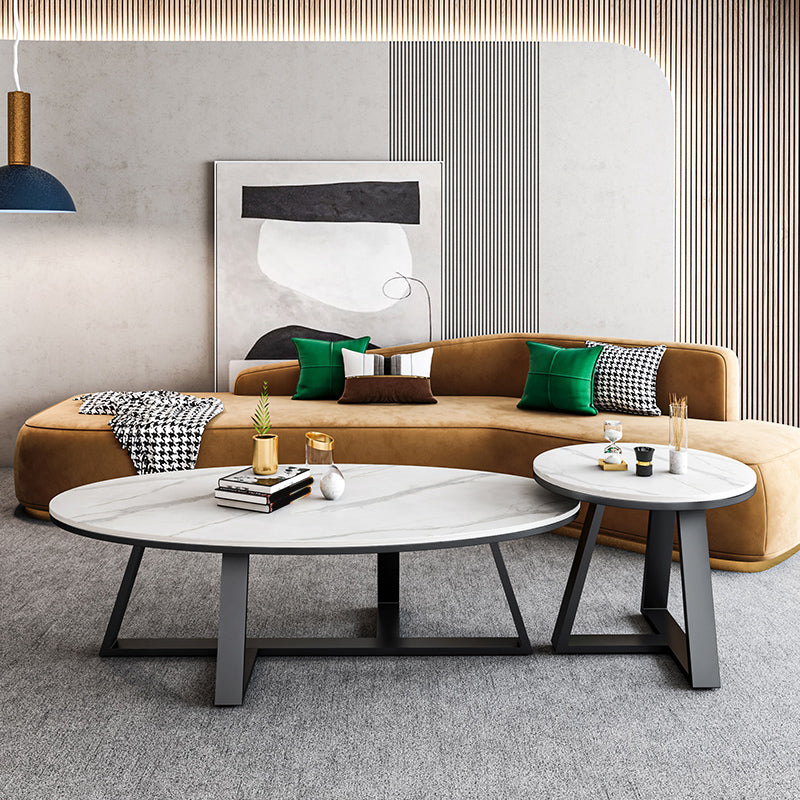 脚のコーヒーテーブルラウンド/楕円形のカクテルテーブルは金/黒い脚