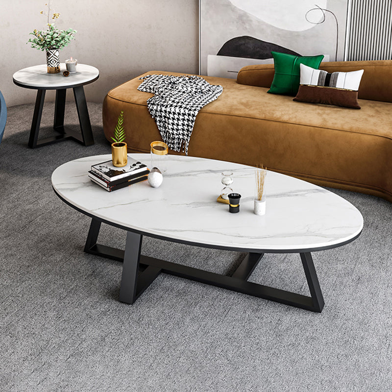 脚のコーヒーテーブルラウンド/楕円形のカクテルテーブルは金/黒い脚