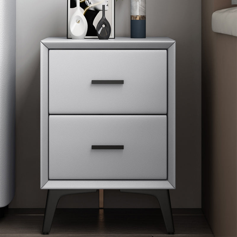 Leder Nachttisch mit 4 schwarzen Beinen glamourösem Nachttisch mit Schubladen