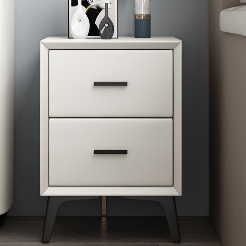 Leder Nachttisch mit 4 schwarzen Beinen glamourösem Nachttisch mit Schubladen