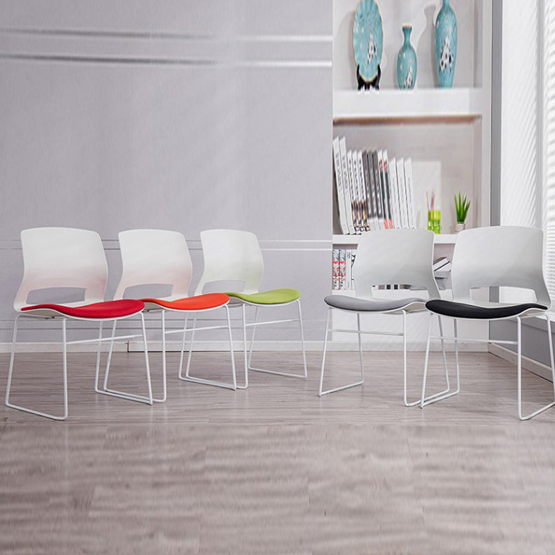 Eigentijdse armloze bureaustoel geen pijnlijke ergonomische stoel