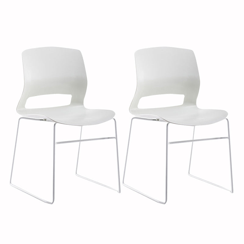 Eigentijdse armloze bureaustoel geen pijnlijke ergonomische stoel