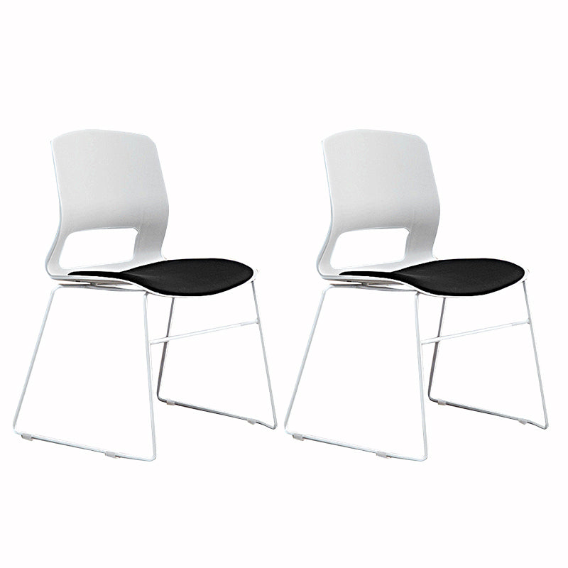 Eigentijdse armloze bureaustoel geen pijnlijke ergonomische stoel