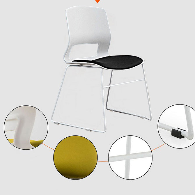 Eigentijdse armloze bureaustoel geen pijnlijke ergonomische stoel