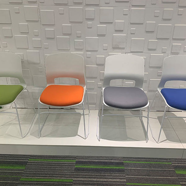 Eigentijdse armloze bureaustoel geen pijnlijke ergonomische stoel