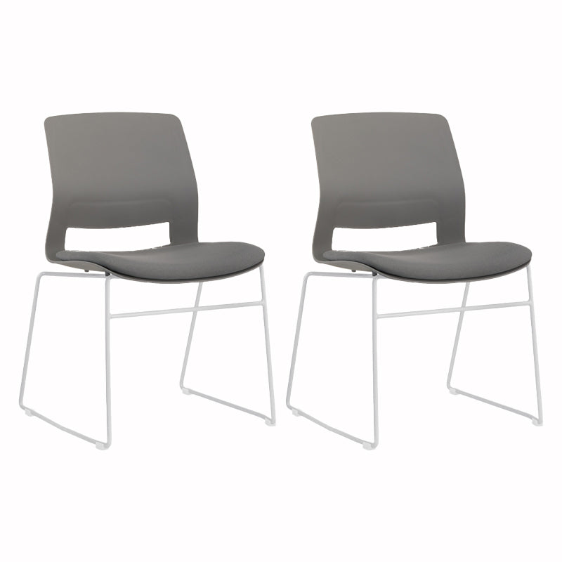 Eigentijdse armloze bureaustoel geen pijnlijke ergonomische stoel