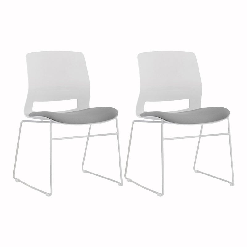 Eigentijdse armloze bureaustoel geen pijnlijke ergonomische stoel