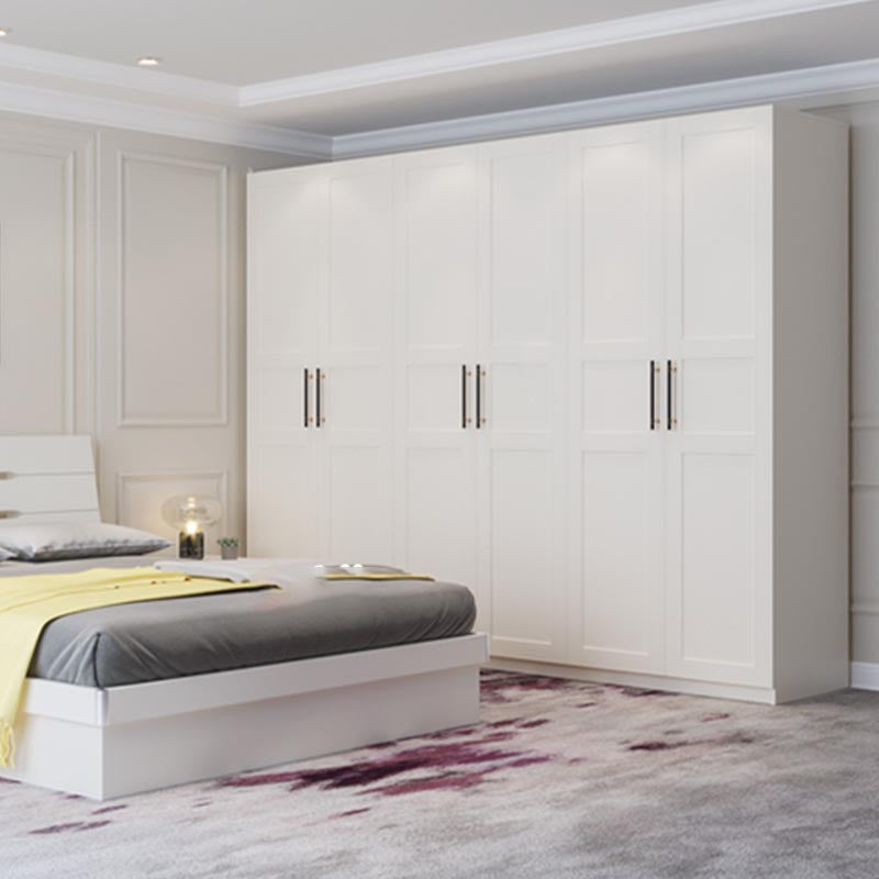 Weißer Kleiderschrank