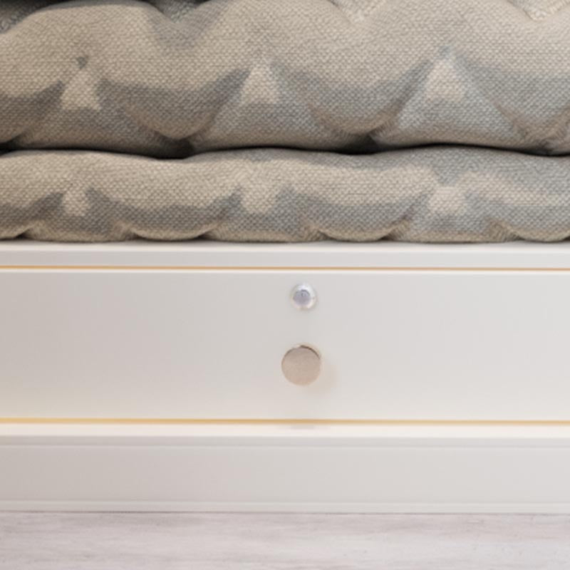 Weißer Kleiderschrank